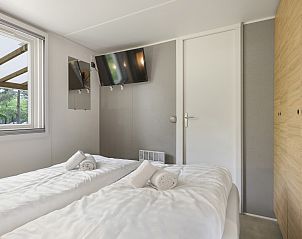 Moderne badkamer met douche in Rabbit Hill mobile home, Veluwe, Gelderland.