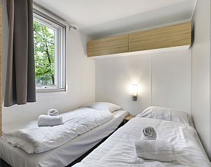 Tweede slaapkamer met eenpersoonsbedden in Rabbit Hill mobile home, Gelderland.