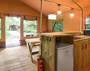 Open keuken in Rabbit Hill safaritent, Nieuw Milligen, Veluwe, met moderne faciliteiten en uitzicht op de natuur.