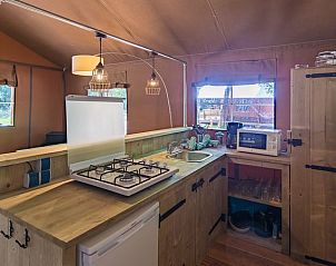 Keuken in Rabbit Hill safaritent, Nieuw Milligen, Veluwe, met gasfornuis en houten kasten.