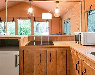 Open keuken in Rabbit Hill safaritent, Nieuw Milligen, Veluwe, met uitzicht op de veranda en natuur.