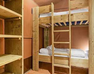 Badkamer in Rabbit Hill safaritent, Nieuw Milligen, Veluwe, met moderne douche en houten details.