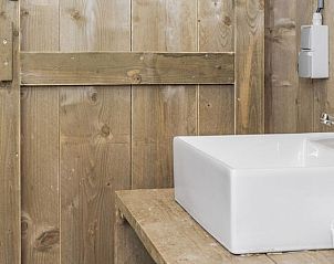 Wastafel in Rabbit Hill safaritent, Nieuw Milligen, Veluwe, met houten afwerking en moderne stijl.