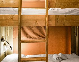 Gezellige slaapruimte in Rabbit Hill safaritent, Nieuw Milligen, Veluwe, met stapelbed en houten interieur.