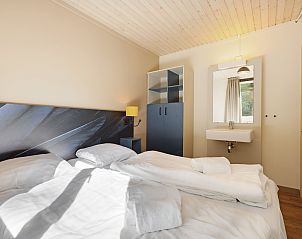 Bad in badkamer van Rabbit Hill 8-persoons bungalow 8C, Nieuw Milligen, Veluwe, met moderne kranen en handgrepen.