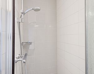 Zolderkamer met twee bedden in Rabbit Hill 8-persoons bungalow 8C, Nieuw Milligen, Veluwe, met blauw interieur.