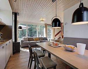 Slaapkamer met eenpersoonsbedden in Rabbit Hill 8-persoons bungalow 8C, Nieuw Milligen, Veluwe, met uitzicht op het bos.