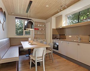 Vooraanzicht van Rabbit Hill 8-persoons bungalow 8C in Nieuw Milligen, Veluwe, met groene omgeving en rustige sfeer.