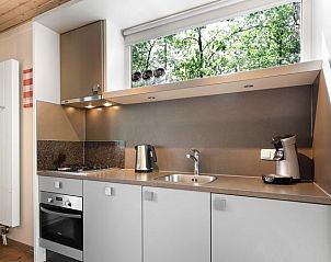 Volledig uitgeruste keuken in Rabbit Hill 8-persoons kinderbungalow, Veluwe, met uitzicht op de natuur.