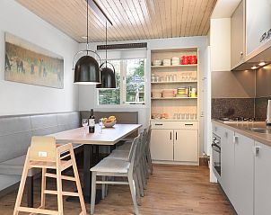 Achteraanzicht van Rabbit Hill 8-persoons kinderbungalow 8CK, Veluwe, omringd door bosrijke omgeving.