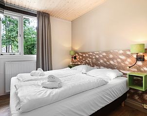 Zijaanzicht van Rabbit Hill 8-persoons kinderbungalow 8CK, Veluwe, in een groene en rustige omgeving.