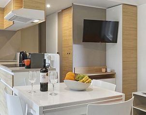 Gezellige eetruimte in Rabbit Hill 6-persoons mobile home, gelegen op de Veluwe, Nieuw Milligen