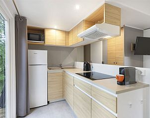 Stijlvolle woonkamer met TV in Rabbit Hill 6-persoons mobile home, Veluwe, Gelderland