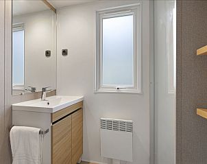 Open keuken en eetruimte in Rabbit Hill 6-persoons mobile home, Nieuw Milligen, Veluwe