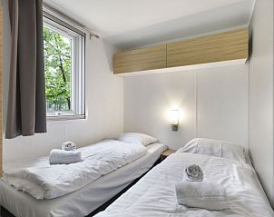 Keuken en woonkamer met openslaande deuren in Rabbit Hill 6-persoons mobile home, Nieuw Milligen, Veluwe