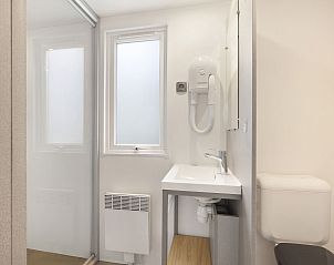 Moderne keuken met apparatuur in Rabbit Hill 6-persoons mobile home, Veluwe, Gelderland