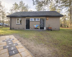 Gezellige Rabbit Hill 4-persoons kinderbungalow in Nieuw Milligen, Veluwe, Gelderland, omgeven door natuur en spelendaglicht.