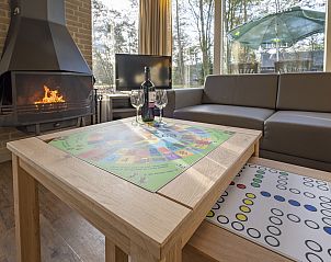 Moderne keuken in Rabbit Hill 4-persoons kinderbungalow in Nieuw Milligen, Veluwe, Gelderland, met uitzicht op de bosrijke omgeving.