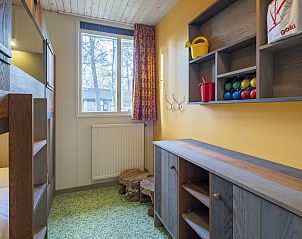 Ontspan in de Rabbit Hill 4-persoons kinderbungalow, gelegen in de Veluwse natuur van Nieuw Milligen, Gelderland, met een gezellig terras.