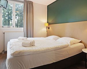 Slaapkamer met tweepersoonsbed in Rabbit Hill 4CE bungalow, Veluwe.