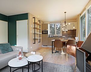 Moderne badkamer met bad in Rabbit Hill vakantiehuis, Nieuw Milligen.