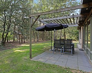 Buitenzijde van Rabbit Hill bungalow met terras, gelegen in Veluwe, Gelderland.