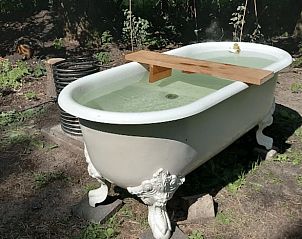 Geniet van een rustgevende buitenbad ervaring bij Huisje in Nijkerk, gelegen in de prachtige natuur van de Veluwe, Gelderland.