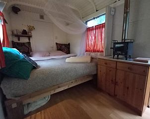 Gezellige slaapkamer in Huisje in Nijkerk, gelegen in de Veluwe, Gelderland. Knusse inrichting met houtkachel en landelijke charme.