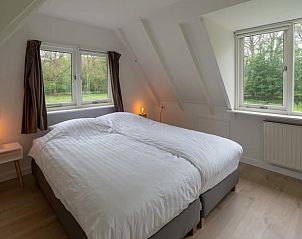 Slaapkamer met tweepersoonsbed in Huisje in Nijkerk, Veluwe, Gelderland.