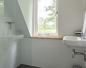 Badkamer met douche in Huisje in Nijkerk, vakantiehuis Veluwe, Gelderland.