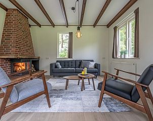 Woonkamer met open haard in Huisje in Nijkerk, vakantiehuis Veluwe.