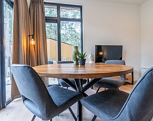 Eetruimte Chalet in Nijkerk met uitzicht op natuur, Veluwe.