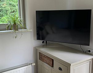 Gezellige zithoek met tv in Huisje in Nijkerk, vakantieaccommodatie in Nijkerk.