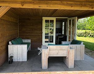 Overdekt terras bij Huisje in Nijkerk, vakantiehuis in Nijkerk, Veluwe, ideaal voor buitenleven.