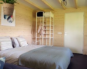 Knusse slaapkamer van Huisje in Nijkerk, vakantiehuis op de Veluwe, Gelderland, met lichte houten afwerking.