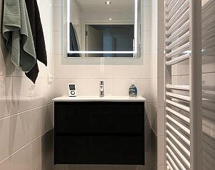 Moderne badkamer in Huisje in Nijkerk, vakantiehuis op de Veluwe, Gelderland, met stijlvolle afwerking.