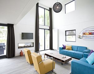 Lichte woonkamer in Vakantiehuis Cube Magnifique 10, Nijkerk, Veluwe met comfortabele zitplaatsen.