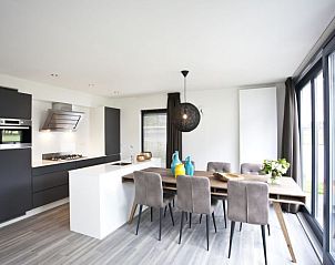 Stijlvolle keuken en eetruimte in Vakantiehuis Cube Magnifique 10, Nijkerk, Veluwe.