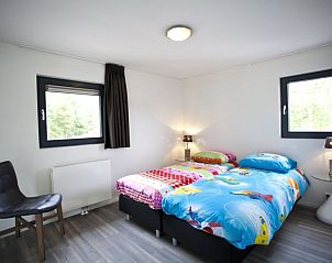 Kinderkamer in Vakantiehuis Cube Magnifique 10, Nijkerk, Veluwe met kleurrijk beddengoed.