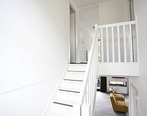 Heldere trapopgang in Vakantiehuis Cube Magnifique 10, Nijkerk, Veluwe.