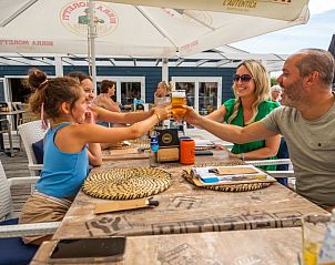 Gezellig terras met familie bij Vakantiehuis Cube Magnifique 10, Nijkerk, Veluwe.