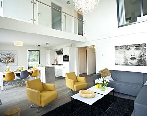 Stijlvolle woonkamer van Vakantiehuis Cube Magnifique 8 in Nijkerk, Veluwe, Gelderland.