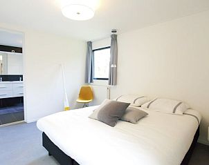 Ruime slaapkamer met ensuite badkamer in Vakantiehuis Cube Magnifique 8, Nijkerk, Veluwe, Gelderland.