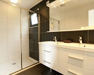 Moderne badkamer met inloopdouche in Vakantiehuis Cube Magnifique 8, Nijkerk, Veluwe, Gelderland.