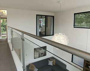 Bovenaanzicht van de woonkamer in Vakantiehuis Cube Magnifique 8, Nijkerk, Veluwe, Gelderland.