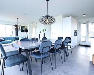 Stijlvolle eetkamer in Vakantiehuis Villa Meerzicht 8, Nijkerk, Veluwe, met moderne inrichting.