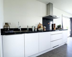Moderne keuken in Vakantiehuis Villa Meerzicht 8, Nijkerk, Veluwe, volledig uitgerust voor comfort.
