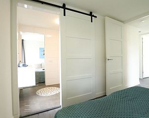 Moderne badkamer in Vakantiehuis Villa Meerzicht 8, Nijkerk, Veluwe, met inloopdouche.