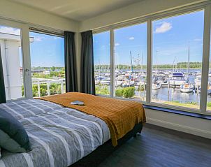 Uitzicht op de haven vanuit slaapkamer van Vakantiehuis Villa Meerzicht 10 in Nijkerk, Veluwe, Gelderland.