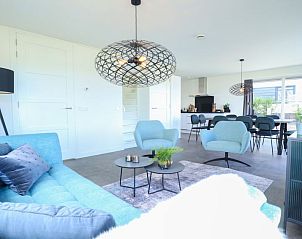 Ruime woonkamer en eetkamer in Vakantiehuis Villa Meerzicht 10, Nijkerk, Veluwe, Gelderland met moderne inrichting.